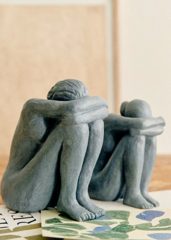 Sezane Skulptur Guénolée Courcoux - Sitzende Frau Großes Modell